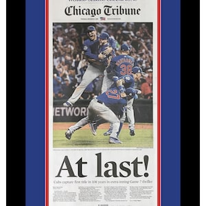 Chicago Cubs - Campeones de la Serie Mundial 2016 - Periódico Chicago Tribune - Doble paspartú y enmarcado con los colores auténticos del equipo
