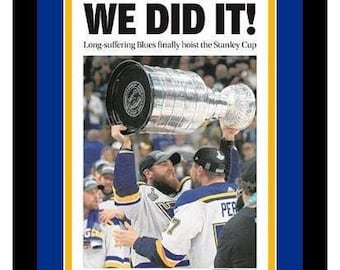 St. Louis Blues - Campeões da Stanley Cup da NHL de 2019 - St. Louis Post Dispatch - "Conseguimos!" - Moldura dupla com passe-partout e cores autênticas do time.