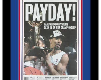Detroit Pistons – Mistrzowie NBA 2004 – The Detroit News – „DZIEŃ WYPŁATY!” – Podwójna oprawa w autentyczne barwy drużyny