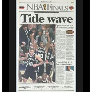 San Antonio Spurs - NBA-titel 1999 - San Antonio Express News - 'Title Wave' - dubbel gematteerd en ingelijst in authentieke teamkleuren