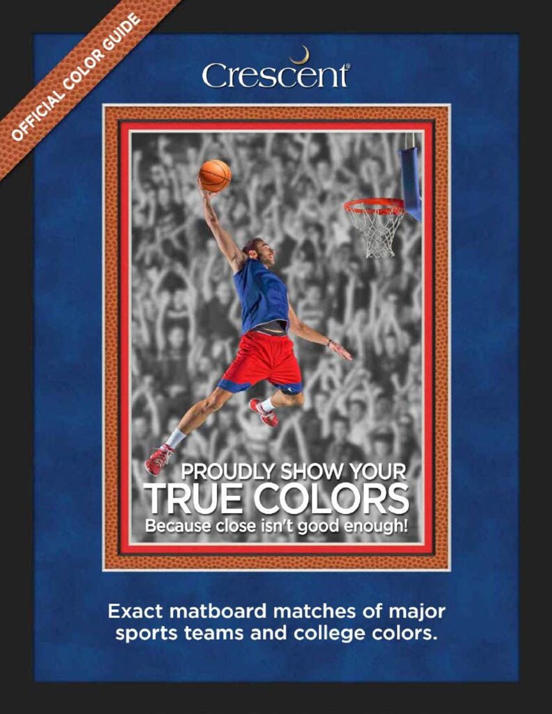 Puede incluir: Un jugador de baloncesto haciendo un mate con una pelota de baloncesto frente a una multitud. El texto dice "Muestra con orgullo tus verdaderos colores. &iexcl;Porque casi no es suficiente!" y "Coincidencia exacta de tableros de montaje para los principales equipos deportivos y colores universitarios."