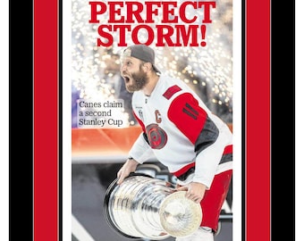 Carolina Hurricanes - 2026 NHL Stanley Cup-titel - The News & Observer - "PERFECT STORM!" - Dubbel gematteerd, ingelijst in authentieke teamkleuren