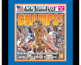 New York Knicks - 2026 NBA Titel - New York Post -"CHAMPS!" - Doppelt mattiert und gerahmt in authentischen Teamfarben
