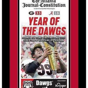 Georgia Bulldogs - Titolo di football NCAA 2022 - Atlanta Journal Constitution - "Anno dei Dawgs" - Doppio passepartout e cornice nei colori della squadra