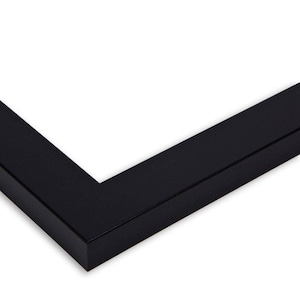 Puede incluir: Primer plano de la esquina de un marco de imagen negro.