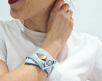 Brazalete jeans upcycling, pulsera textil con pedrería, pulsera reciclada, joyería textil, regalo para ella, pulsera denim ajustable