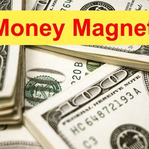 以下が含まれることがあります： 黄色い背景に「Money Magnet.」というテキストが印刷された、米ドル紙幣の束のクローズアップ。