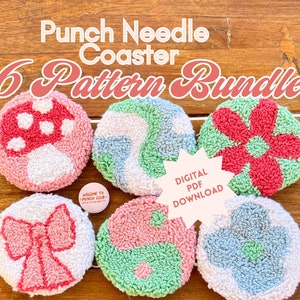 Può includere: Un set di sei modelli di sottobicchieri per punch needle che presentano un fungo, un vortice, un fiore, un fiocco, uno yin yang e un altro fiore. I modelli sono in vari colori, tra cui rosa, verde, blu e bianco. Il testo "Punch Needle Coaster 6 Pattern Bundle" e "Digital PDF Download" è visibile nell'immagine.
