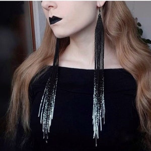 perlen ohrringen, schwarz silber sehr lange ohrringe, extra lange ohrringe, fransen ohrringe, boho ohrringe, rocailles perlen ohrringe, handgemachte ohrringe