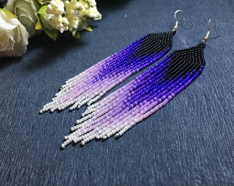 Brincos longos de contas pretas e roxas com franjas, brincos indígenas.