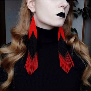 perlen ohrringen, rot schwarz sehr lange ohrringe, extra lange ohrringe, fransen ohrringe, boho ohrringe, rocailles perlen ohrringe, handgemachte ohrringe
