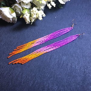Pendientes largos de cuentas moradas, pendientes colgantes con flecos, pendientes largos para el hombro. Pendientes largos de cuentas con flecos de color rosa violeta.