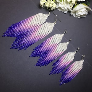 perlen ohrringen, lila weiße lange ohrringe, boho ohrringe, fransen ohrringe, handgemachte ohrringe