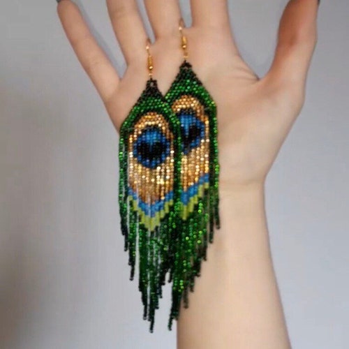 boucles d'oreilles en perles, boucles d'oreilles franges, perles indigènes, plume de paon, boucles d'oreilles pendantes, boucles d'oreilles longues vertes, boucles d'oreilles en perles de rocaille, faites main