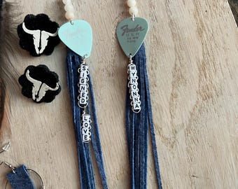 Púa de guitarra firmada Love Wynonna con flecos