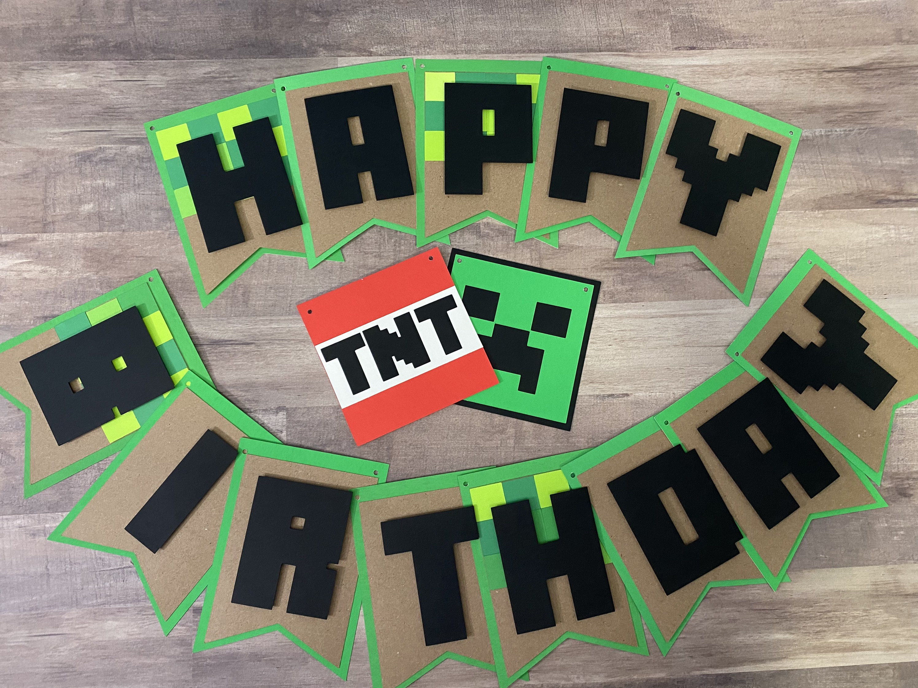 FREE Minecraft Banner & Toppers - Baby Shower Ideas - Themes  Minecraft  banners, Minecraft birthday party, Minecraft birthday