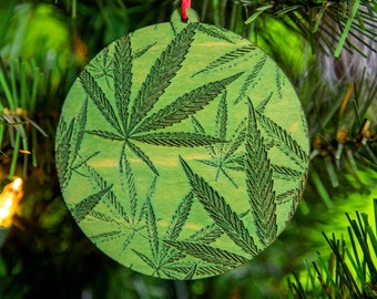 Adorno de madera de hojas de marihuana