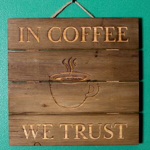 Rustik träväggskylt i Coffee We Trust