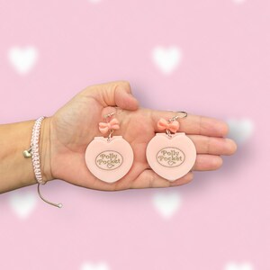 Pendientes de corazón de Polly Pocket en color rosa pastel, hechos a mano, hipoalergénicos y ligeros.