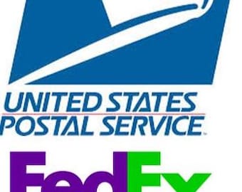 Puede incluir: El logotipo del United States Postal Service con una silueta de cabeza de águila blanca sobre un fondo azul encima del texto UNITED STATES POSTAL SERVICE, seguido del logotipo de FedEx Ground en morado y verde con la palabra Ground en morado.
