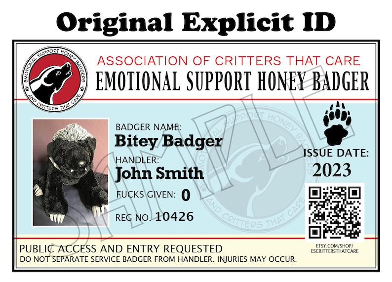 Może przedstawiać: Prostokątna karta identyfikacyjna z napisem Original Explicit ID oraz Association of Critters That Care. Zawiera zdjęcie czarnego pluszowego miodożera, imię Bitey Badger, opiekuna Johna Smitha, Fucks Given 0 oraz numer Reg No 10426.
