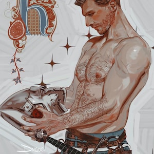 Puede incluir: Ilustración digital de un hombre sosteniendo un casco plateado y una espada. La obra presenta una letra "H" decorativa con motivos florales y frutales. El hombre está sin camisa, con barba y un cinturón con una espada.