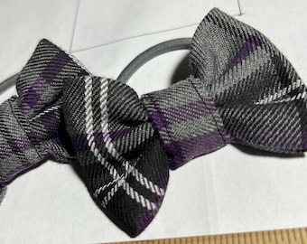 Dos lazos de pompón hechos a mano para niñas, de tartán morado/gris, con pinza para el pelo o elástico.