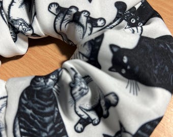Coletero de poliéster hecho a mano, estampado de gatos en blanco y negro, con pompón.