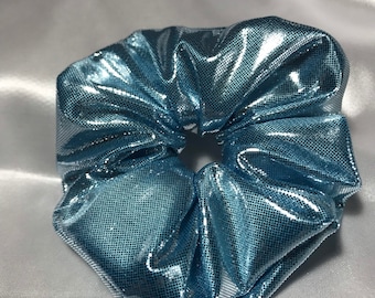 Coletero para el pelo hecho a mano en azul metalizado, tejido con efecto metalizado, pompón