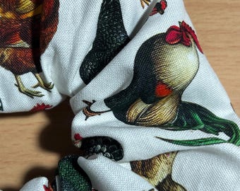 Coletero artesanal 100% algodón con estampado de gallinas/pollitos tradicionales.