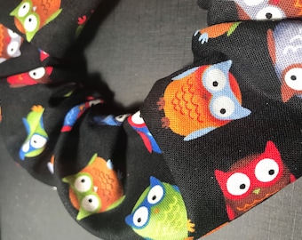 Coletero para el pelo hecho a mano, 100 % algodón, estampado de búhos multicolor sobre base negra, pompón.