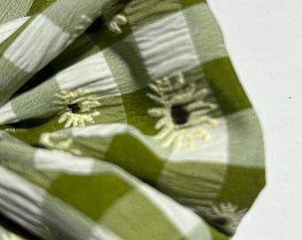 Coletero artesanal de poliéster de calidad con estampado de margarita blanca sobre fondo de cuadros vichy verde salvia y blanco.
