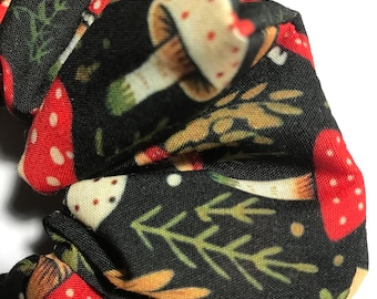 Coletero de polialgodón hecho a mano con gorro rojo y pompón con estampado de setas
