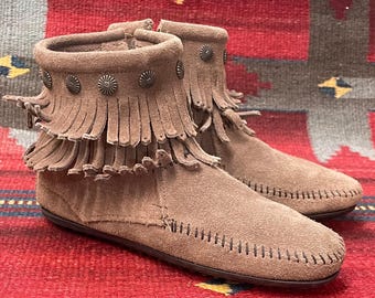 Broken-in Vintage Minnetonka Ladies size 5 Suede 2 layer Fringe Concho Moccasins Boots Light Gray