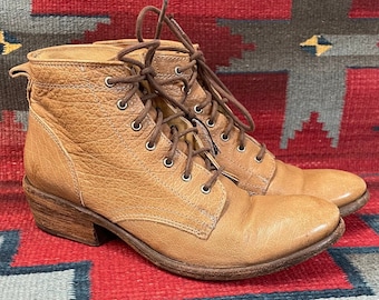 Ladies Vintage FRYE Artsy Boho 7 hole Lace-Up Leather Booties Boots size 10