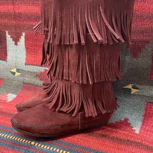 Vintage Minnetonka Ladies size 6 Suede 3 Layer Fringe Moccasins Burgundy / Maroon Boots