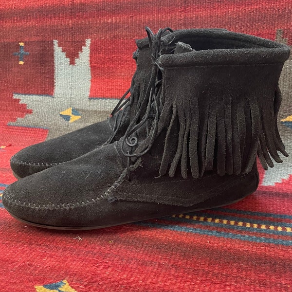 Vintage Minnetonka Ladies size 10 Black Suede Fringe Lace Up Moccasins Boots