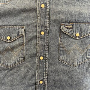 Vintage Wrangler blå denimskjorta med sliten och trasig pärltryckknapp, western cowboyskjorta, herrstorlek L 16,5 x 33, tillverkad i USA bild 5