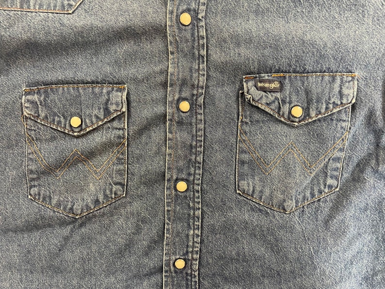 Vintage Wrangler blå denimskjorta med sliten och trasig pärltryckknapp, western cowboyskjorta, herrstorlek L 16,5 x 33, tillverkad i USA bild 5