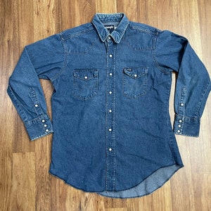 Vintage Wrangler blå denimskjorta med sliten och trasig pärltryckknapp, western cowboyskjorta, herrstorlek L 16,5 x 33, tillverkad i USA bild 1