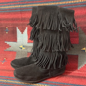 Vintage Minnetonka Ladies size  8 Black Suede 3 Layer Fringe Moccasins Boots