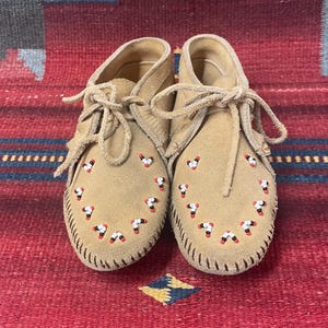 Vintage Suede Minnetonka Beaded Moccasins Ladies size 7 Soft Sole Made in USA