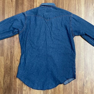 Vintage Wrangler blå denimskjorta med sliten och trasig pärltryckknapp, western cowboyskjorta, herrstorlek L 16,5 x 33, tillverkad i USA bild 2