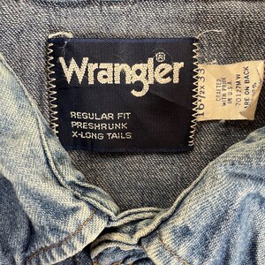 Vintage Wrangler blå denimskjorta med sliten och trasig pärltryckknapp, western cowboyskjorta, herrstorlek L 16,5 x 33, tillverkad i USA bild 3