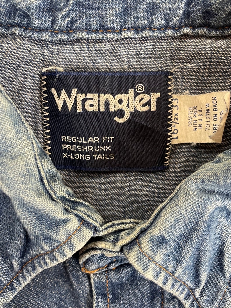 Vintage Wrangler blå denimskjorta med sliten och trasig pärltryckknapp, western cowboyskjorta, herrstorlek L 16,5 x 33, tillverkad i USA bild 3