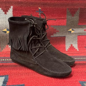 Vintage Minnetonka Ladies size 10 Black Suede Fringe Lace Up Moccasins Boots