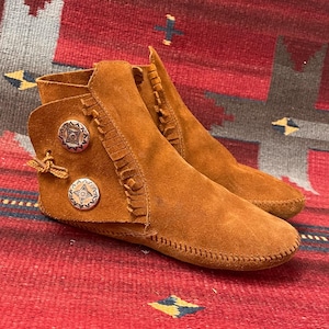 Vintage Broken-in Minnetonka ladies size 8 - 8.5 (?) Brown Suede Concho Soft Sole Moccasins Boots