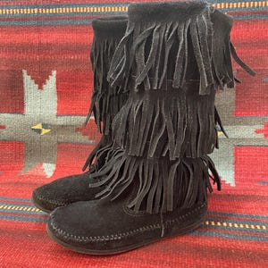 Vintage Minnetonka Ladies size  6 Black Suede 3 Layer Fringe Moccasins Boots