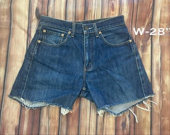 vintage Levi's Cut Offs SHORTS taille 29 (mesuré l-28 po.) Denim foncé entrejambe de 5 po.