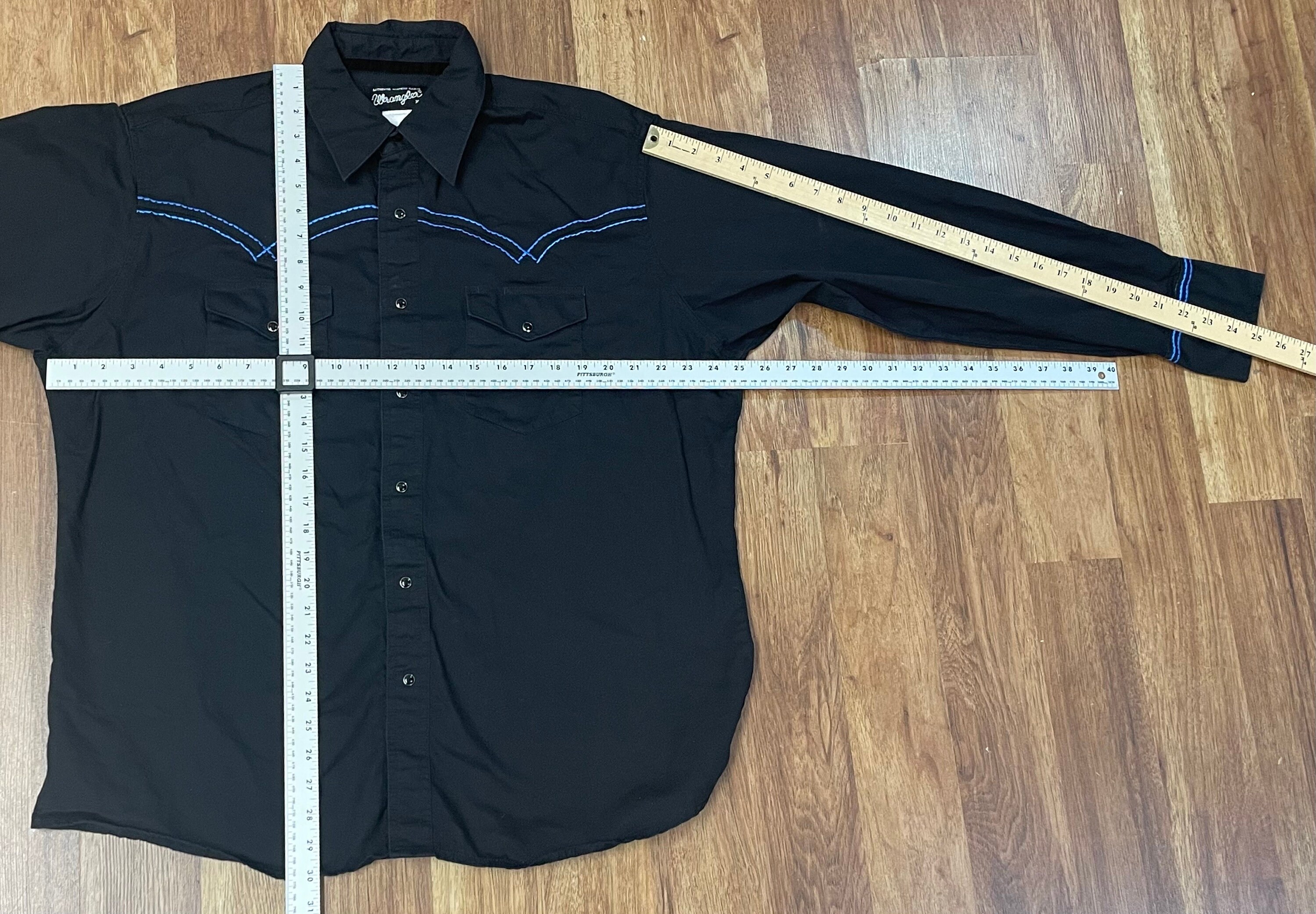 Chemise western rayée des années 90 Wrangler Pearl Snap Shirt Button Up Cowboy Rodeo manches longues bleu marine rouge vintage des années 90 pour homme - France